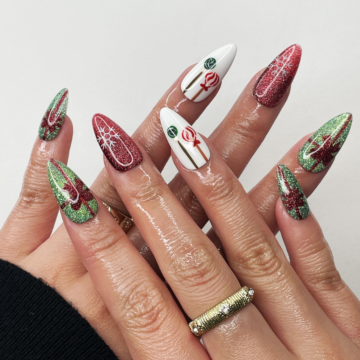 Yuletide Sparkle nails