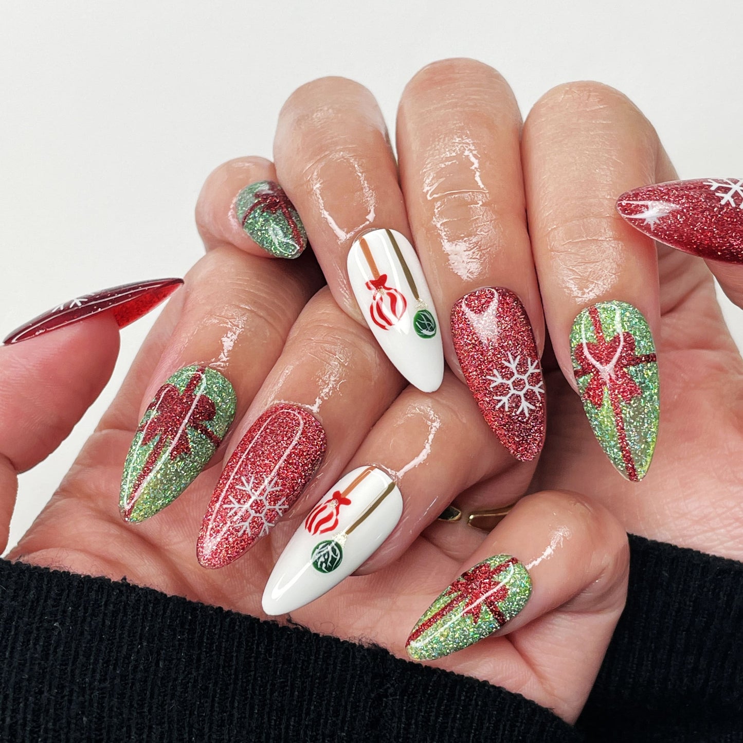 Yuletide Sparkle nails