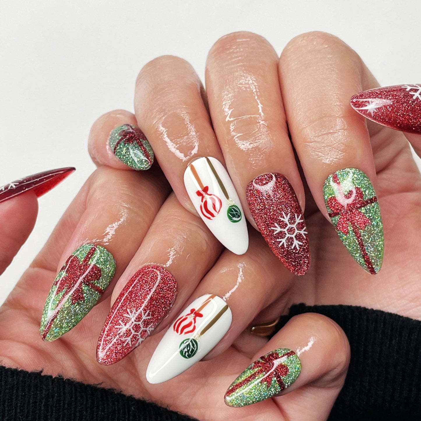 Yuletide Sparkle nails